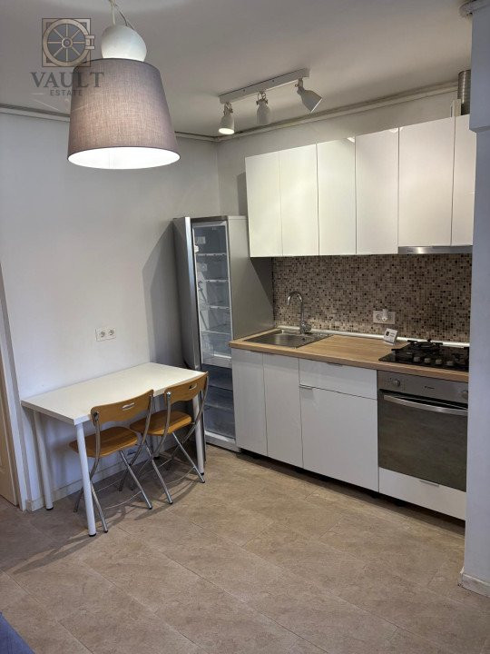 Garsoniera LA CHEIE - curte 50MP metrou/parc TINERETULUI