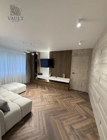 Apartament 3 camere - LA CHEIE - zona STEFAN CEL MARE 