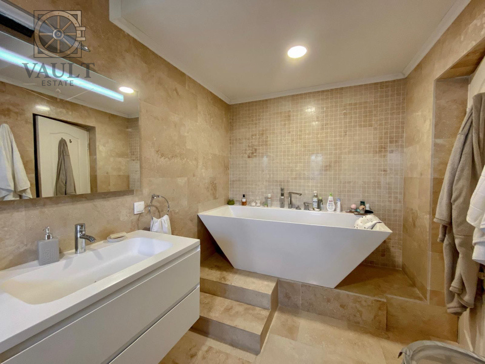 Vilă exclusivistă cu 7 camere și curte privată în Băneasa Park