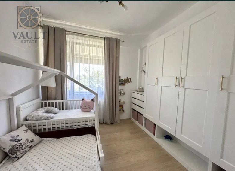 Apartament 4 camere cu CURTE - zona JIULUI 