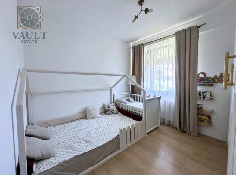Apartament 4 camere cu CURTE - zona JIULUI 