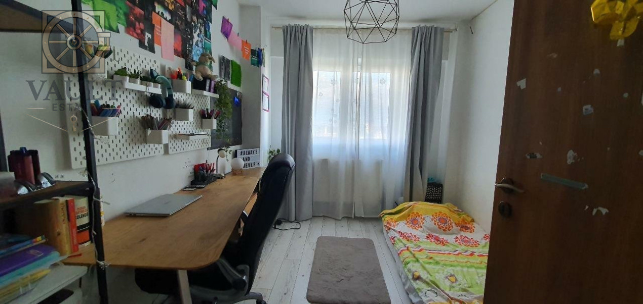 Apartament 3 camere semidecomandat - Calea Vitan 