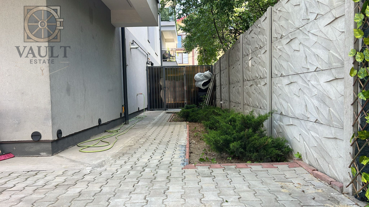 Apartament 2 camere - CURTE 130 MP - zona APARATORII PATREI 