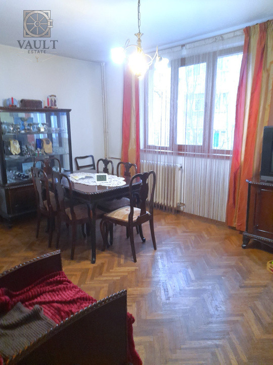Apartament 4 camere  -Garaj de 17 ,25 mp-  5 minute metrou Romancierilor