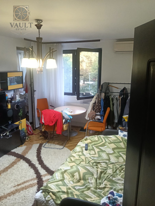Apartament 3 camere -12 minute de mers  pana la metrou Costin Giorgian