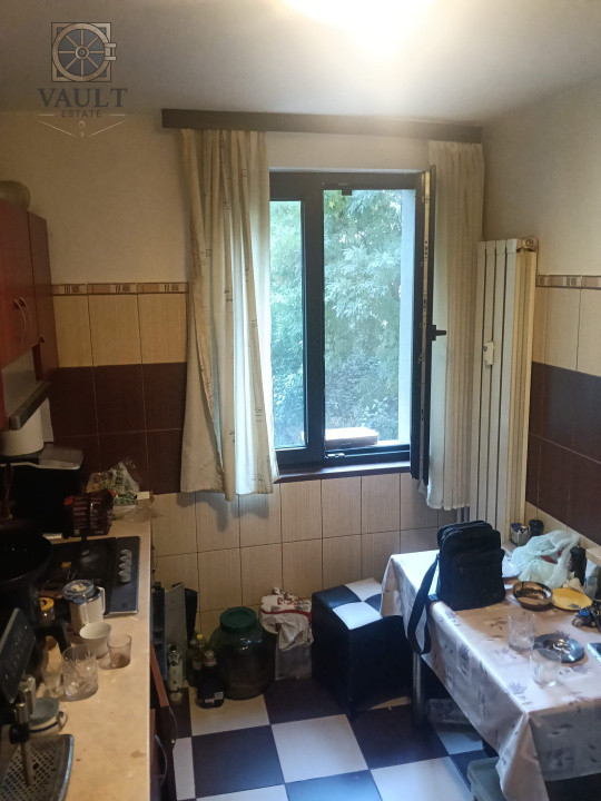 Apartament 3 camere -12 minute de mers  pana la metrou Costin Giorgian