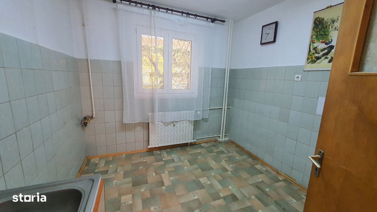 Apartament 2 camere semidecomandat - Teiul Doamnei 