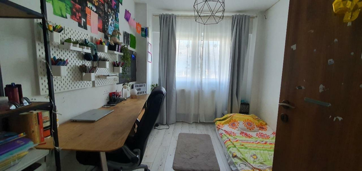 Apartament 3 camere semidecomandat - Calea Vitan 