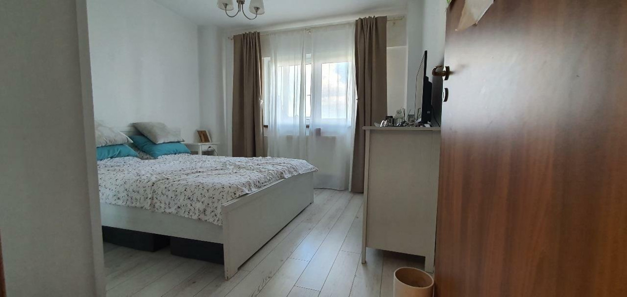 Apartament 3 camere semidecomandat - Calea Vitan 