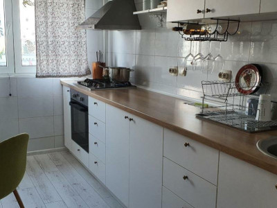 Apartament 3 camere semidecomandat - Calea Vitan 