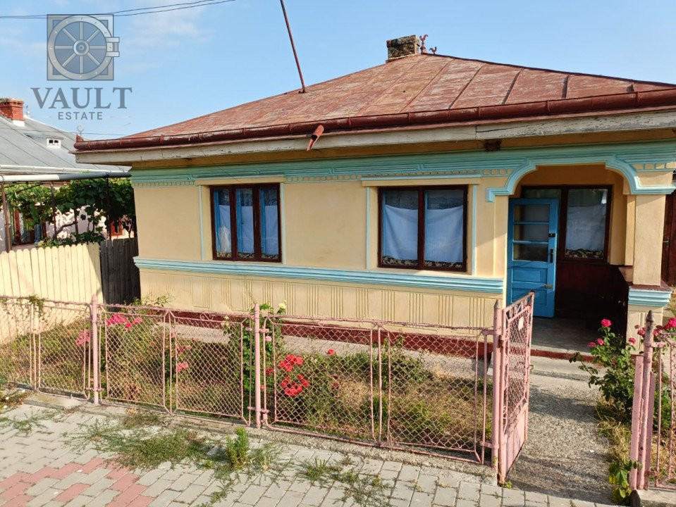 Casa batraneasca - teren 315 mp - strada Petru Rares