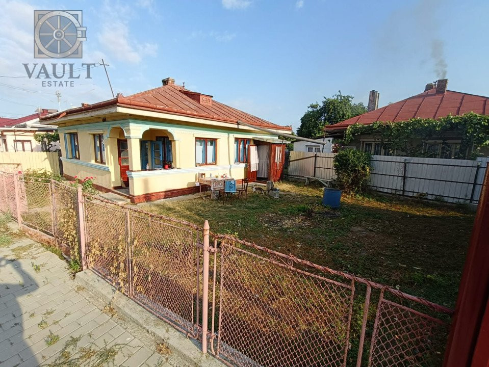 Casa batraneasca - teren 315 mp - strada Petru Rares