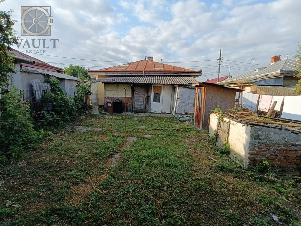 Casa batraneasca - teren 315 mp - strada Petru Rares