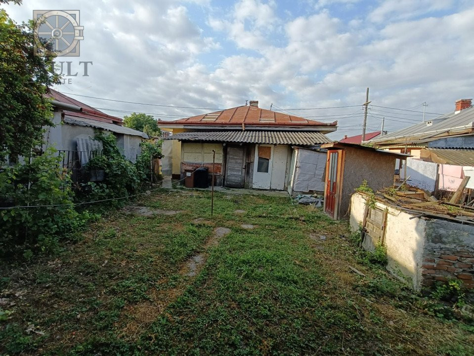 Casa batraneasca - teren 315 mp - strada Petru Rares