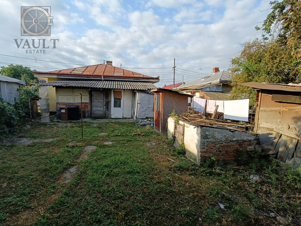 Casa batraneasca - teren 315 mp - strada Petru Rares