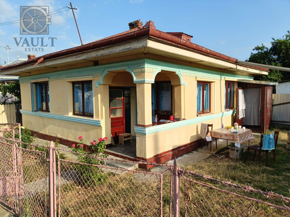 Casa batraneasca - teren 315 mp - strada Petru Rares