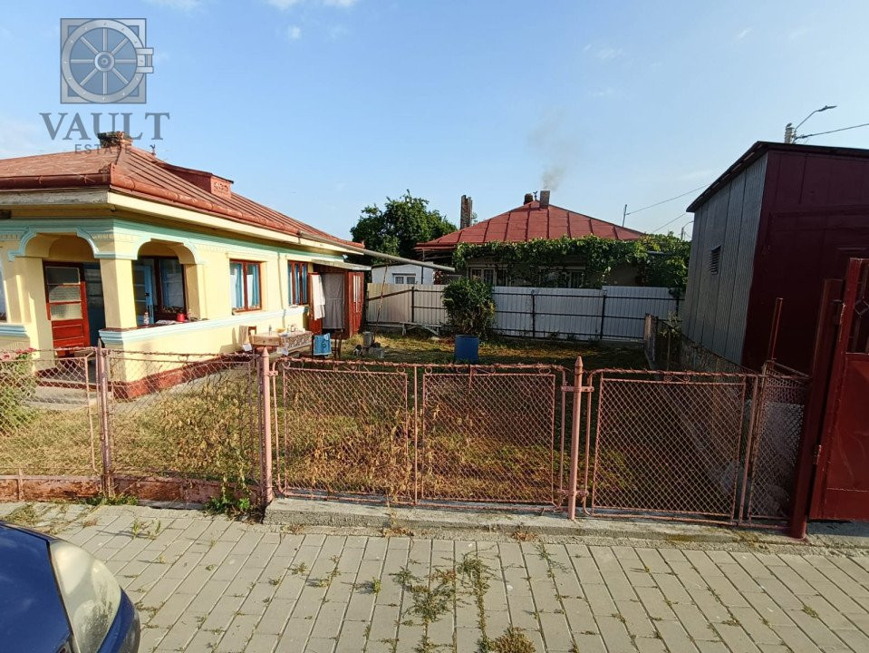 Casa batraneasca - teren 315 mp - strada Petru Rares