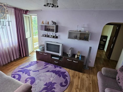 Apartament 3 camere semidecomandat etaj 4/4 zona Orizont 