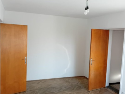 APARTAMENT 4 CAMERE  RENOVAT -AMVELOPAT IN ZONA PIATA MINIS