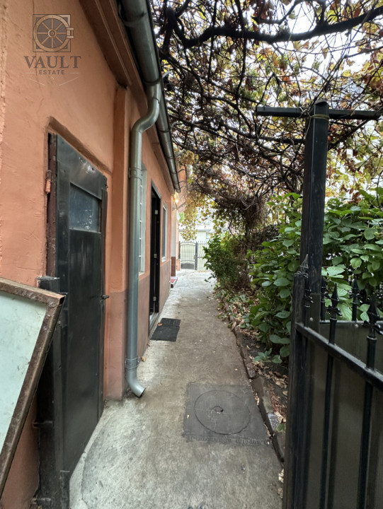 Casă cu 5 camere + curte proprie –  la 3 minute de metrou Piața Muncii