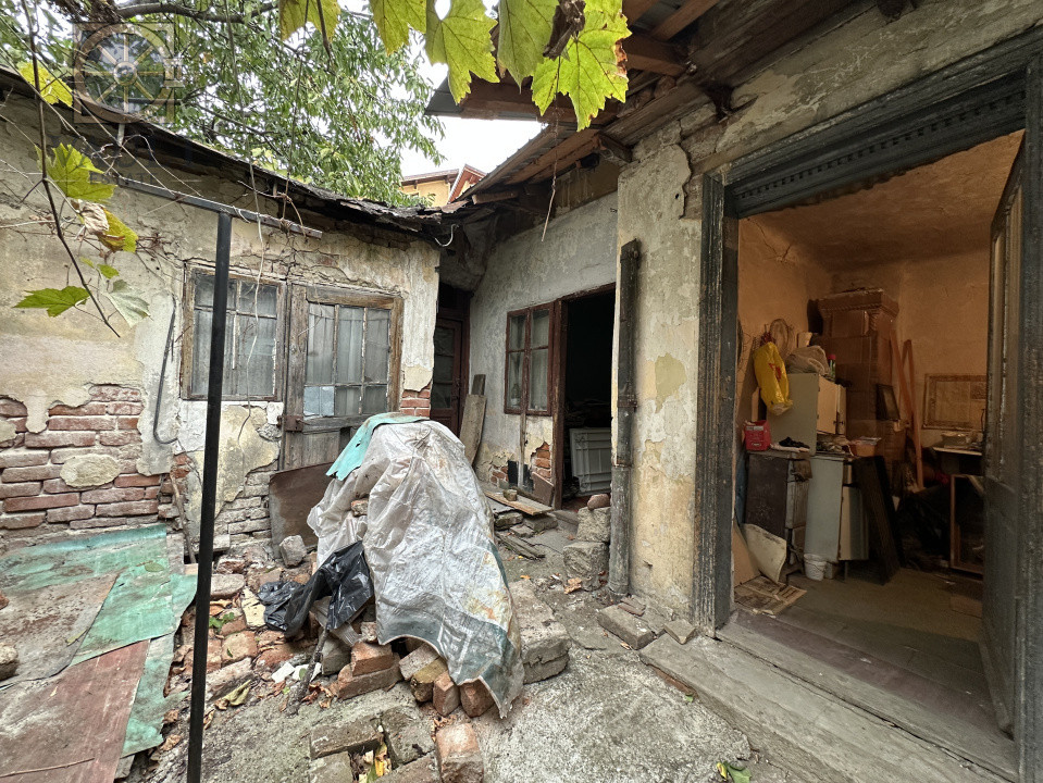 Casă cu 5 camere + curte proprie –  la 3 minute de metrou Piața Muncii