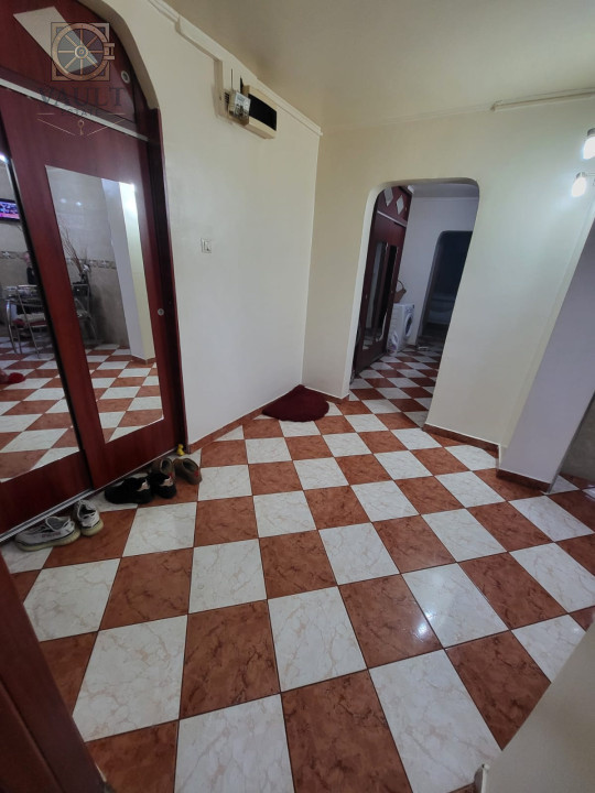 APARTAMENT 3 CAMERE-RAHOVA-BUZOENI-CENTRALA-ETAJ 1-DECOMANDAT-CENTRALA